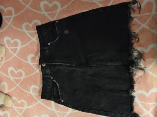 Falda vaquera negra desgastada