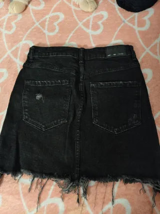 Falda vaquera negra desgastada
