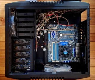 Carcasa PC Gigabyte