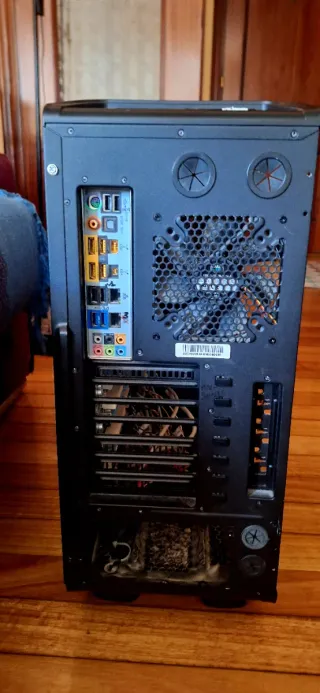 Carcasa PC Gigabyte
