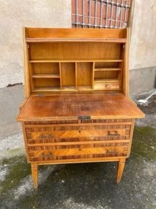 Escritorio antiguo de madera con marquetería