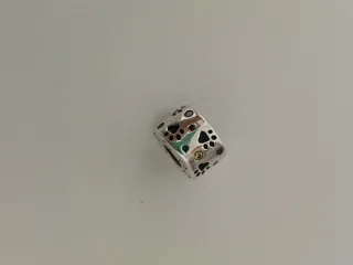 Charm huellas de patas con burbujas