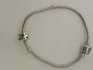 Charm huellas de patas con burbujas