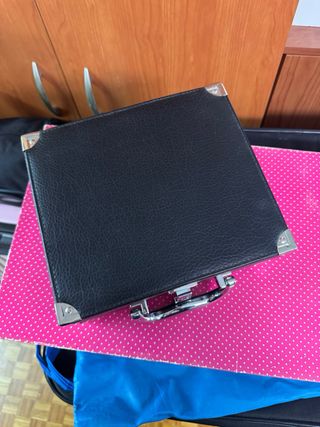 Estuche de maquillaje negro con detalles plateados