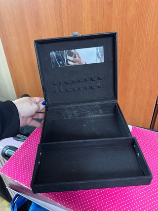 Estuche de maquillaje negro con detalles plateados