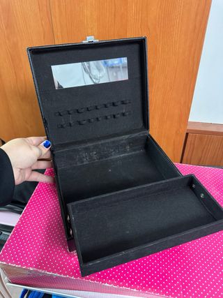 Estuche de maquillaje negro con detalles plateados