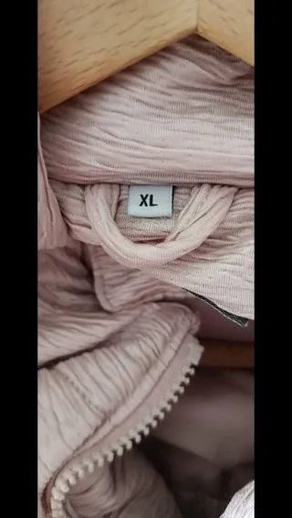 Abrigo de pelo  sintético rosa con capucha