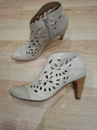 Botines Beige con Diseño Calado