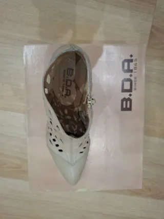 Botines Beige con Diseño Calado