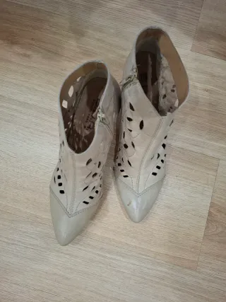 Botines Beige con Diseño Calado