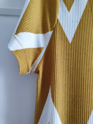 Vestido largo amarillo con zig-zag blanco