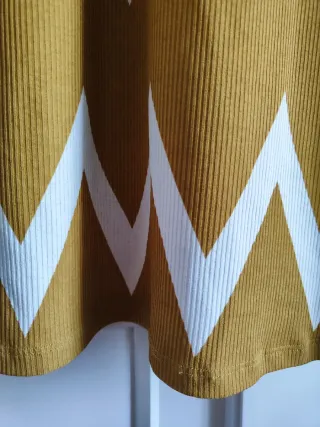 Vestido largo amarillo con zig-zag blanco