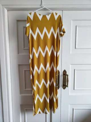 Vestido largo amarillo con zig-zag blanco
