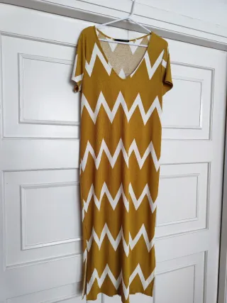 Vestido largo amarillo con zig-zag blanco