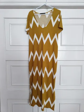 Vestido largo amarillo con zig-zag blanco