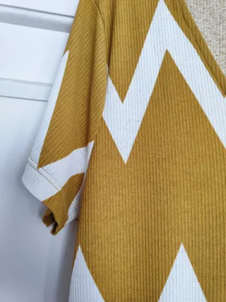 Vestido largo amarillo con zig-zag blanco