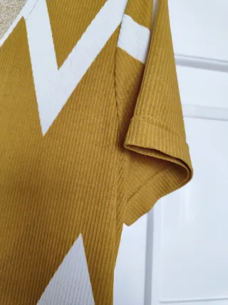 Vestido largo amarillo con zig-zag blanco