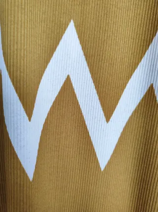 Vestido largo amarillo con zig-zag blanco