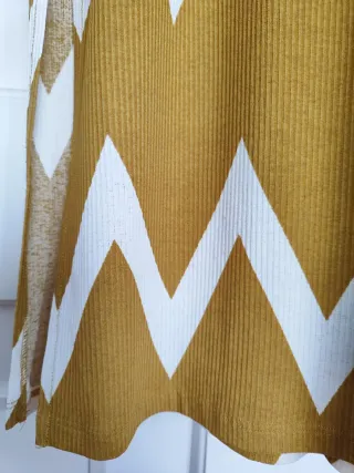 Vestido largo amarillo con zig-zag blanco