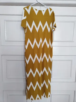 Vestido largo amarillo con zig-zag blanco