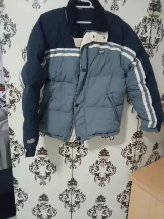 Plumífero hombre azul y blanco