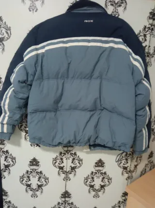 Plumífero hombre azul y blanco