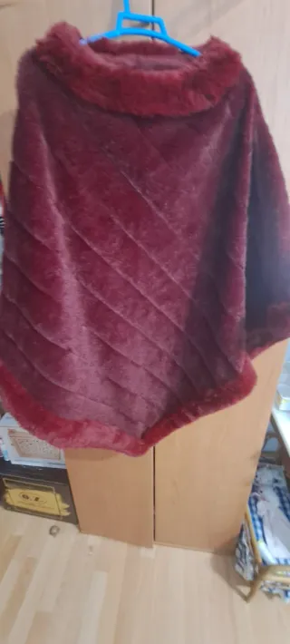 Poncho de pelo sintético rojo
