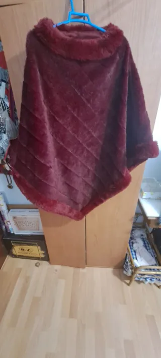 Poncho de pelo sintético rojo