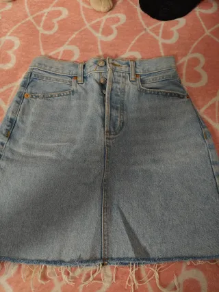 Falda vaquera desgastada
