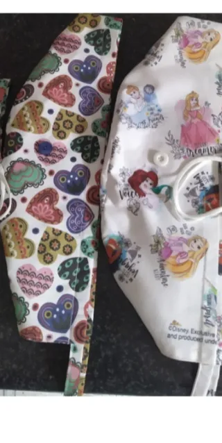 Gorritos sanitarios con estampado de corazones