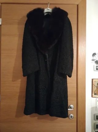 Cappotto elegante in pelliccia nera