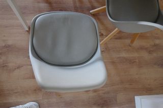 Mesa blanca y 4 sillas nórdicas