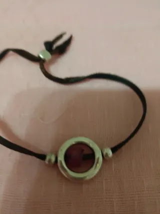 Pulsera de plata con detalle de piedra rosa