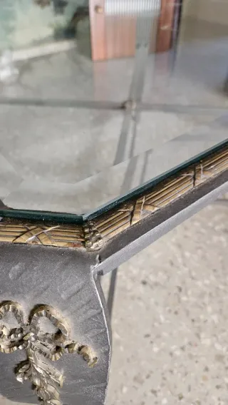 Mesa de forja y cristal