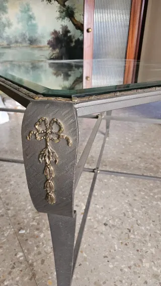 Mesa de forja y cristal