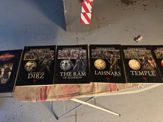 Se venden libros y fasciculos de juegos de rol.