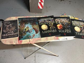 Se venden libros y fasciculos de juegos de rol.