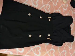 Vestido negro elegante fiesta botones dorados