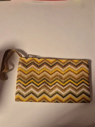 Cartera con cremallera y asa