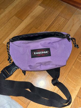 Riñonera Eastpak Morada y Negra