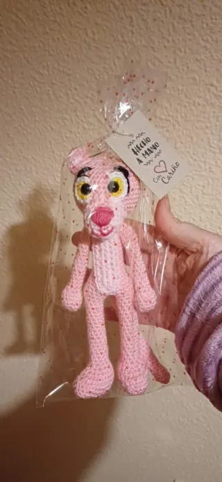 Muñeco de lana rosa hecho a mano