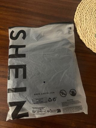 Blusa negra con botones y lazos