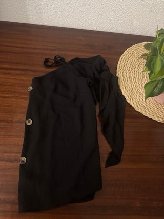 Blusa negra con botones y lazos