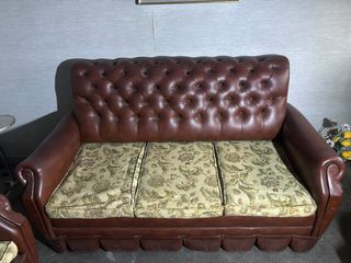 Sofá antiguo de piel y tela