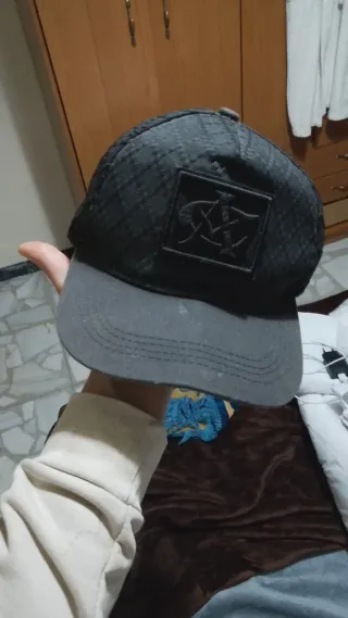 Gorra negra con logo cuadrado