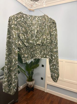 Top estampado paisley verde