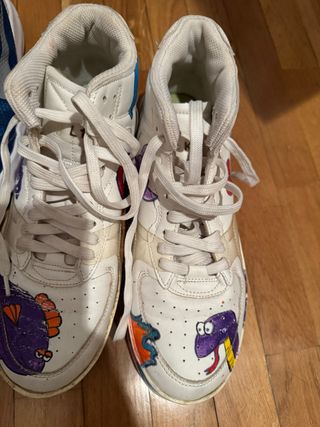 Deportivas blancas con dibujos morados