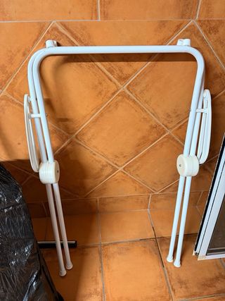 Bañera bebé rosa y blanca con patas