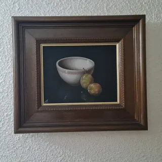 Cuadro vintage bodegón con cuenco y ciruelas