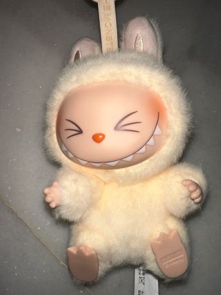 Labubu Sisi Original con el codigo QR que trae en